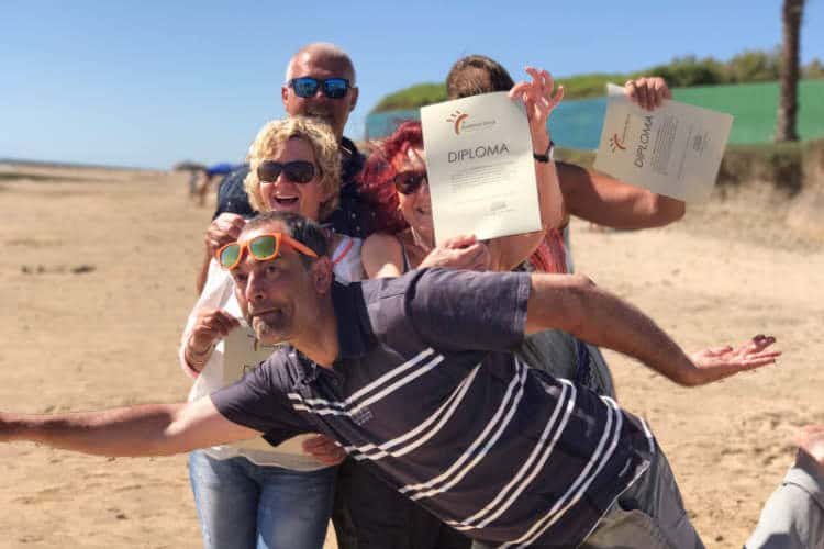 https://cursusspaansdenbosch.nl/wp-content/uploads/2018/12/Sergio-heeft-net-de-Diplomas-uitgereikt-op-het-strand-2.jpg